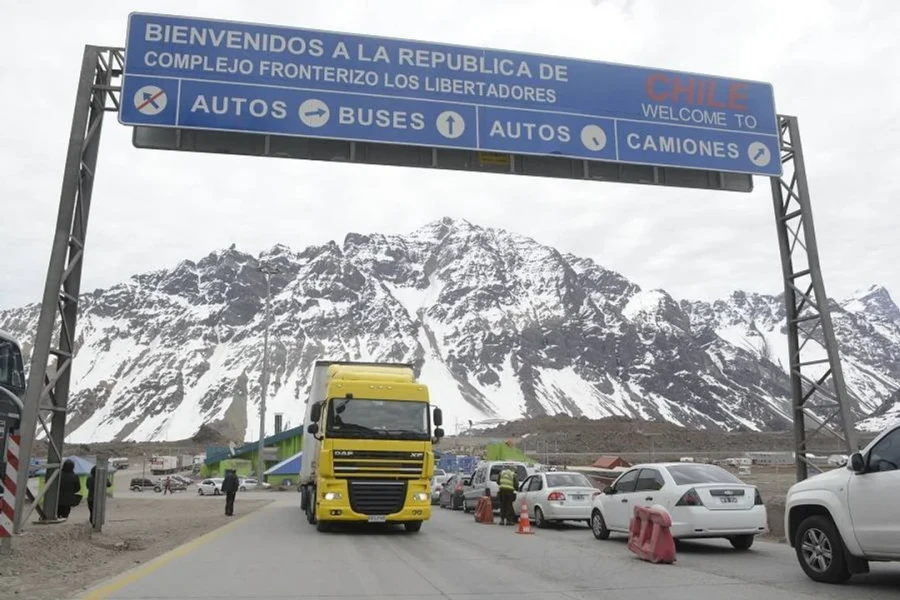 Argentinos cruzan masivamente a Chile durante Semana Santa.