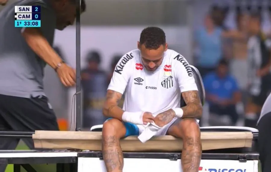 Neymar se retir&oacute; del campo entre l&aacute;grimas frente al Atl&eacute;tico Mineiro