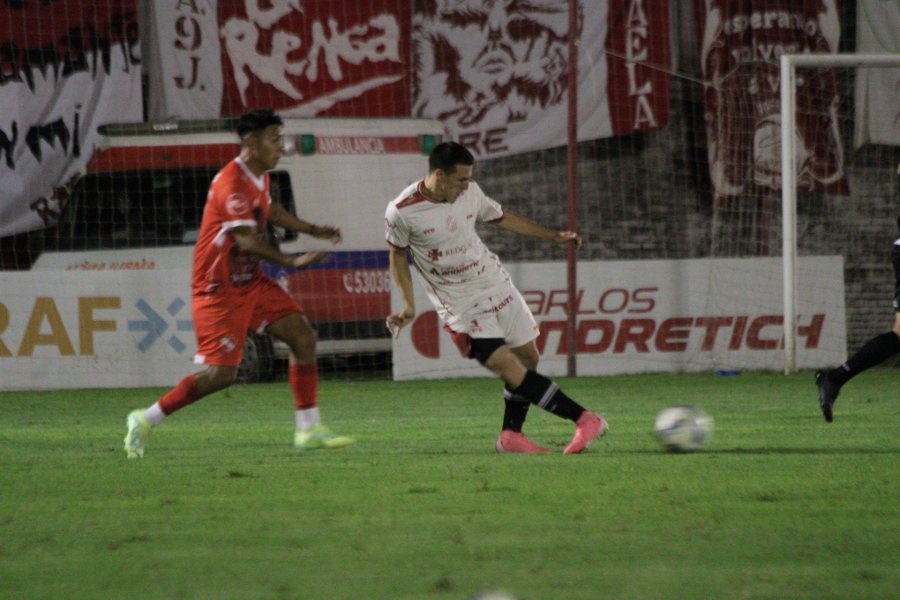 LATERAL. Sebasti&aacute;n Acu&ntilde;a, marca y proyecci&oacute;n por la izquierda.