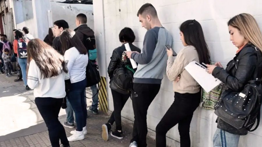 EN LA SOMBRA. El 60% de los j&oacute;venes de Argentina se encuentra en una situaci&oacute;n de informalidad laboral.