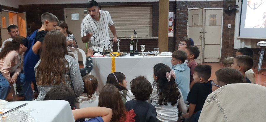 El cantor lit&uacute;tico junto a los m&aacute;s peque&ntilde;os de la comunidad.