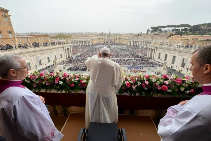 Francisco desde el balc&oacute;n de la Bas&iacute;lica imparte la bendici&oacute;n Urbi et Orbi.