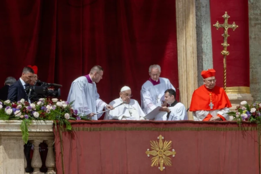 Francisco imparti&oacute; la bendici&oacute;n pero no pudo dar lectura al mensaje pascual.