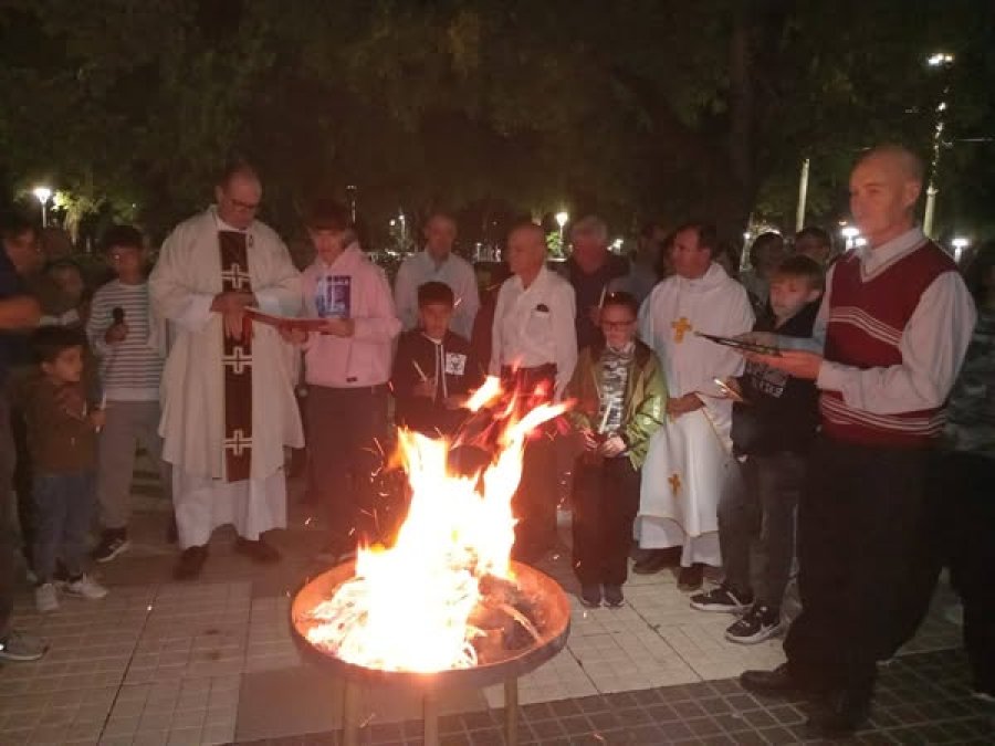 El p&aacute;rroco Fernando Sepertino, el padre David Retamoso y fieles durante la liturgia de la luz.