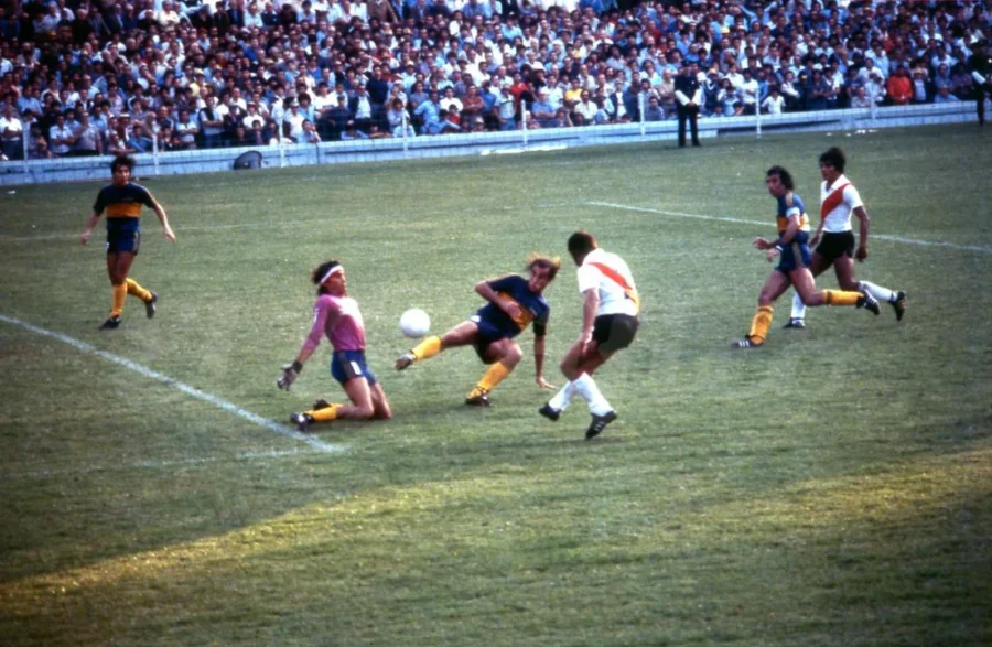 "La de Dios" en acci&oacute;n, en pleno Supercl&aacute;sico entre Boca y River.