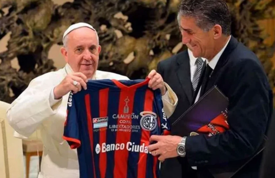 El Papa Francisco junto con Edgardo Bauza, cuando San Lorenzo gan&oacute; la Libertadores.