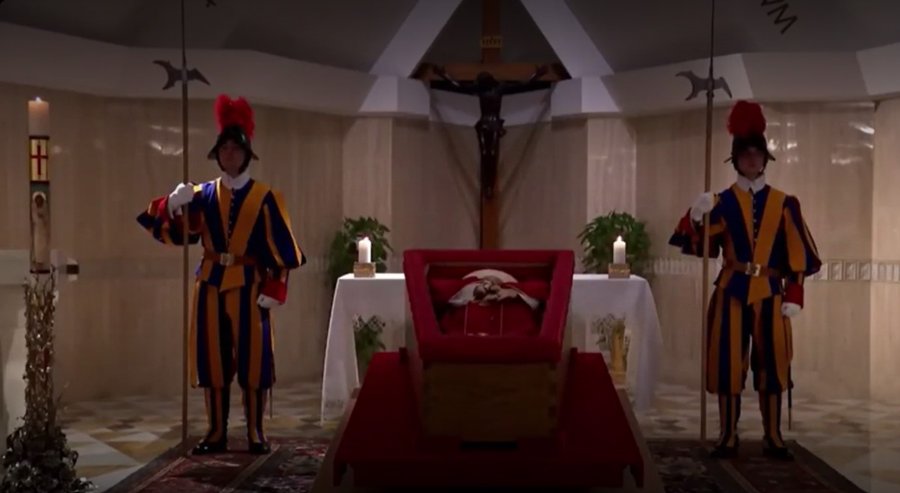 El ata&uacute;d del Sumo Pont&iacute;fice est&aacute; dispuesto en la Capilla de Santa Marta.