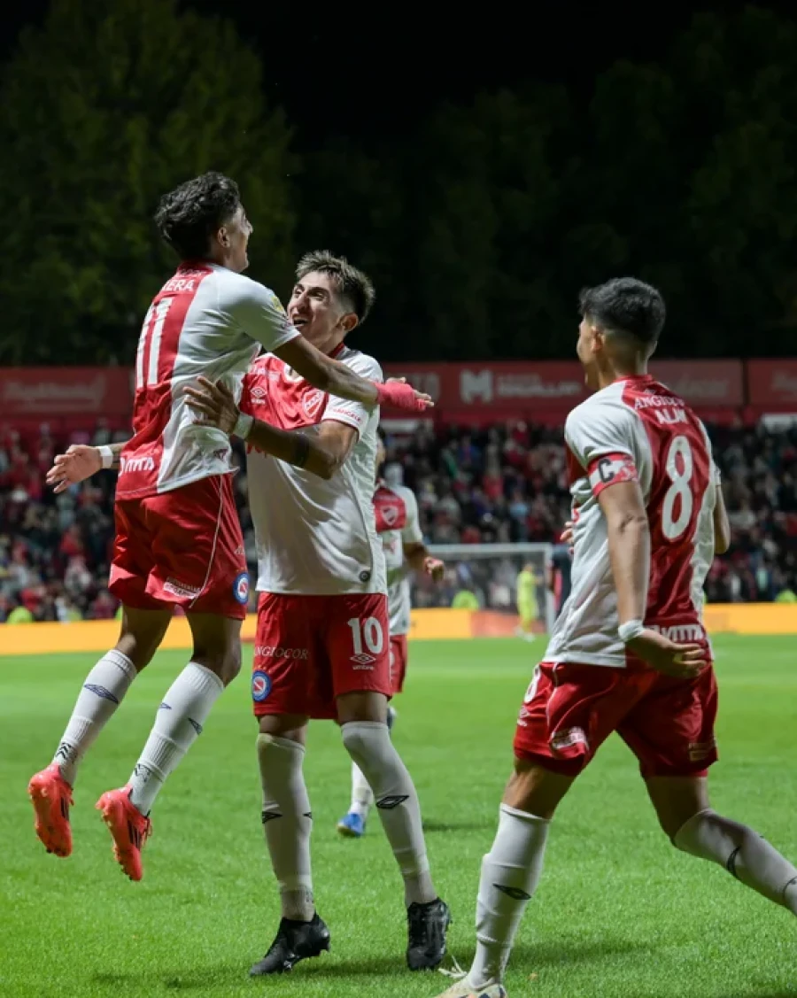 GOLEADA. Jos&eacute; Herrera, Alan Lescano y Alan Rodr&iacute;guez festejan el tercer gol del "Bicho".