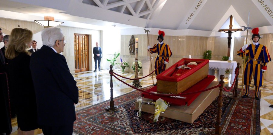 Sergio Mattarella, presidente de Italia, visit&oacute; los restos del Papa en su funeral privado en la Casa Santa Marta.