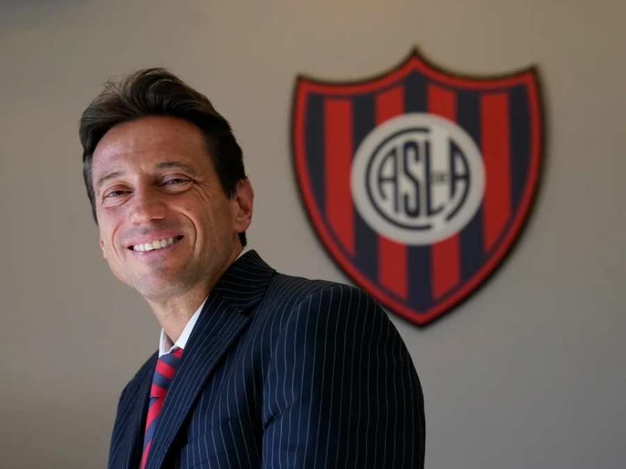 PASO AL COSTADO. Se aleja moment&aacute;neamente de San Lorenzo.