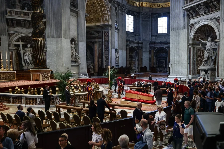 El f&eacute;retro con el cuerpo del Papa Francisco en la Bas&iacute;lica San Pedro.