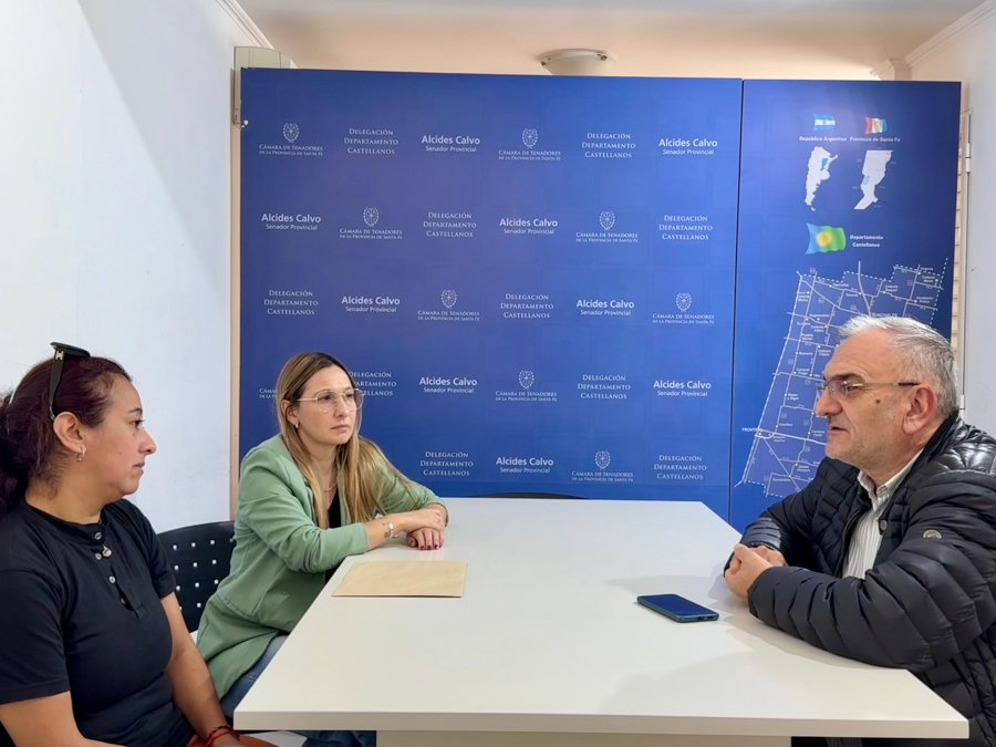 REUNI&Oacute;N. Maribel Gamboa, B&aacute;rbara Chivallero y Alcides Calvo durante el encuentro.