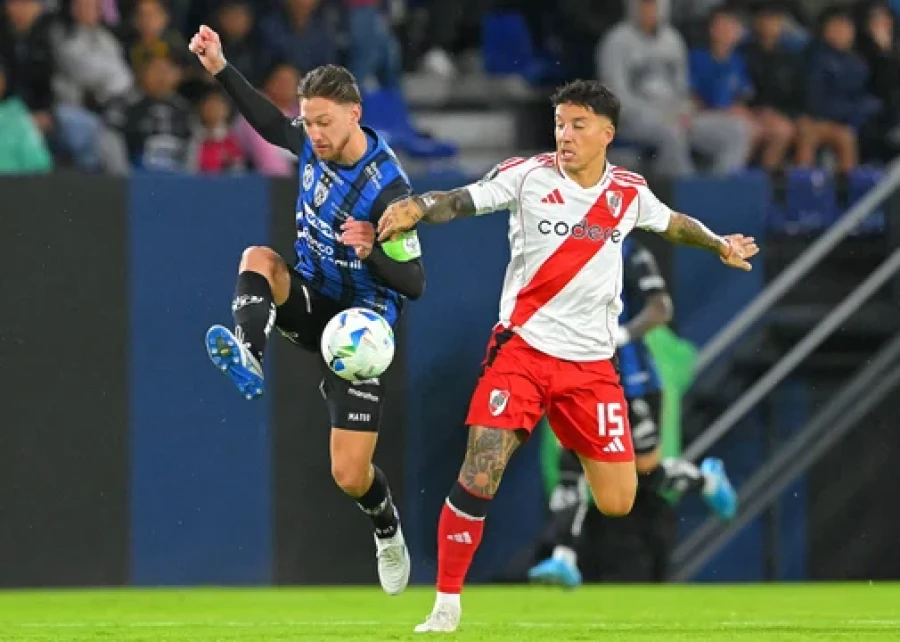 AUTOR DEL EMPATE. Sebasti&aacute;n Driussi, autor del gol del empate, disputa la pelota con el defensor argentino Mateo Carabajal.