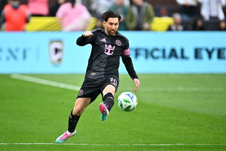 Messi y su nuevo peinado, en acci&oacute;n.