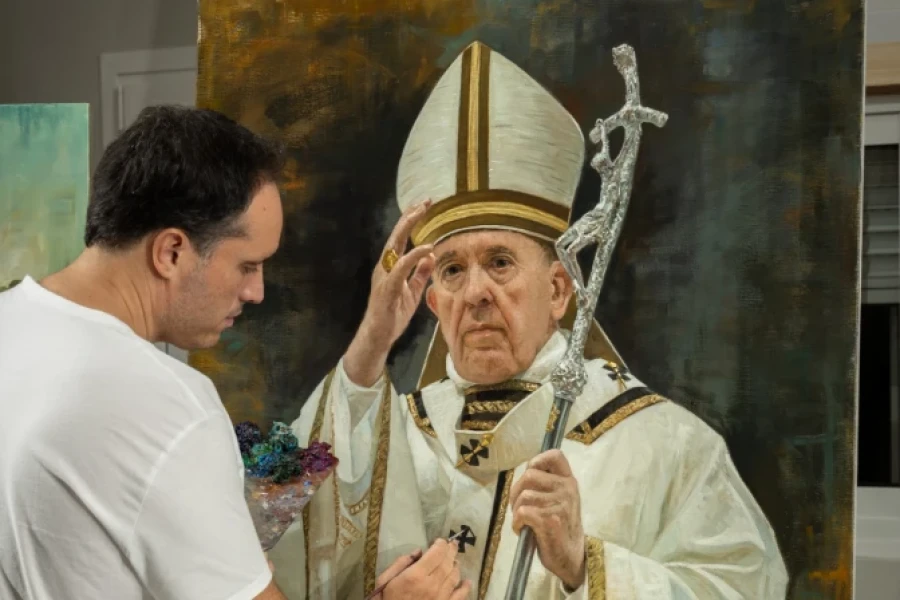 El pintor espa&ntilde;ol Ra&uacute;l Berzosa, realizando uno de sus retratos del Papa Francisco.