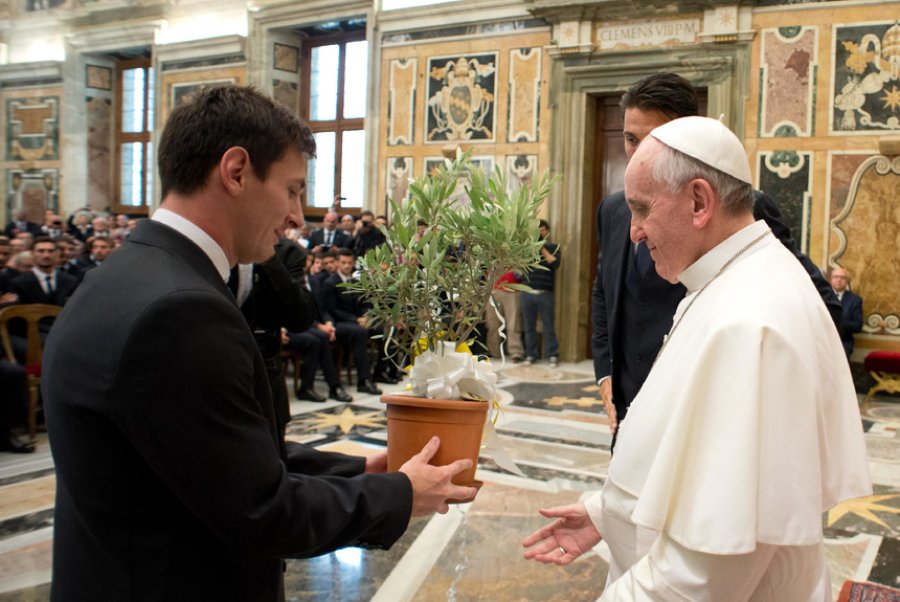 VALIOSO RECUERDO. El 13 de agosto de 2013, el Papa Francisco recibi&oacute; a las selecciones de Argentina e Italia en la Sala Clementina del Vaticano, antes del partido por la paz. Ese d&iacute;a entreg&oacute; un &aacute;rbol