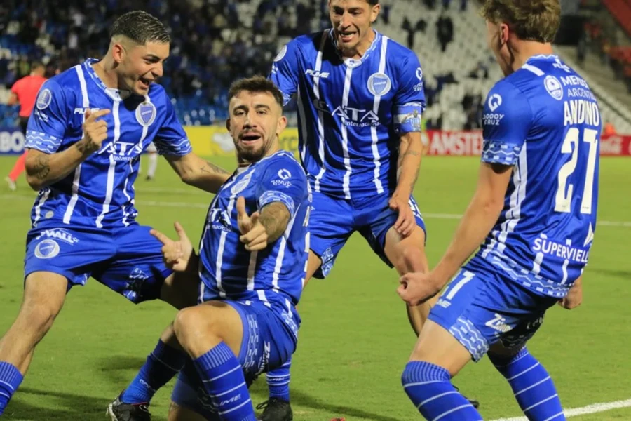 VALIOSO. El Tomba lo igual&oacute; cerca del final y consigui&oacute; un punto.