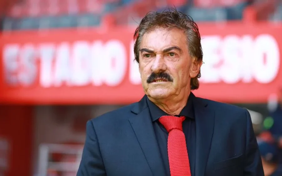 Ricardo Lavolpe se postul&oacute; para dirigir a Gimnasia y Esgrima de La Plata.