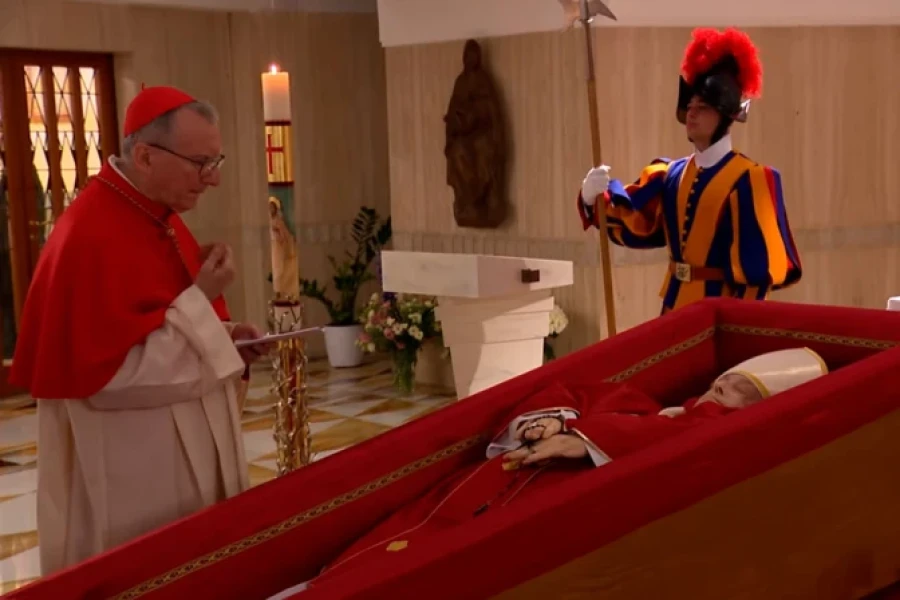El Cardenal Pietro Parolin, Secretario de Estado, reza ante el f&eacute;retro del Papa Francisco.