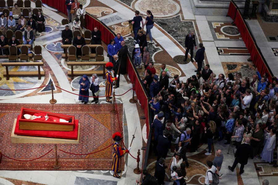 ADIOS A FRANCISCO. Durante tres d&iacute;as, cientos de miles de fieles pasaron por la capilla ardiente para rendirle homenaje al Papa argentino.