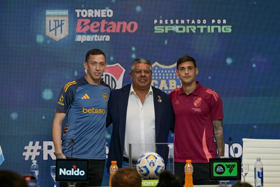 Agust&iacute;n Marches&iacute;n y Lucas Mart&iacute;nez Quarta junto al presidente de AFA, Claudio Tapia.