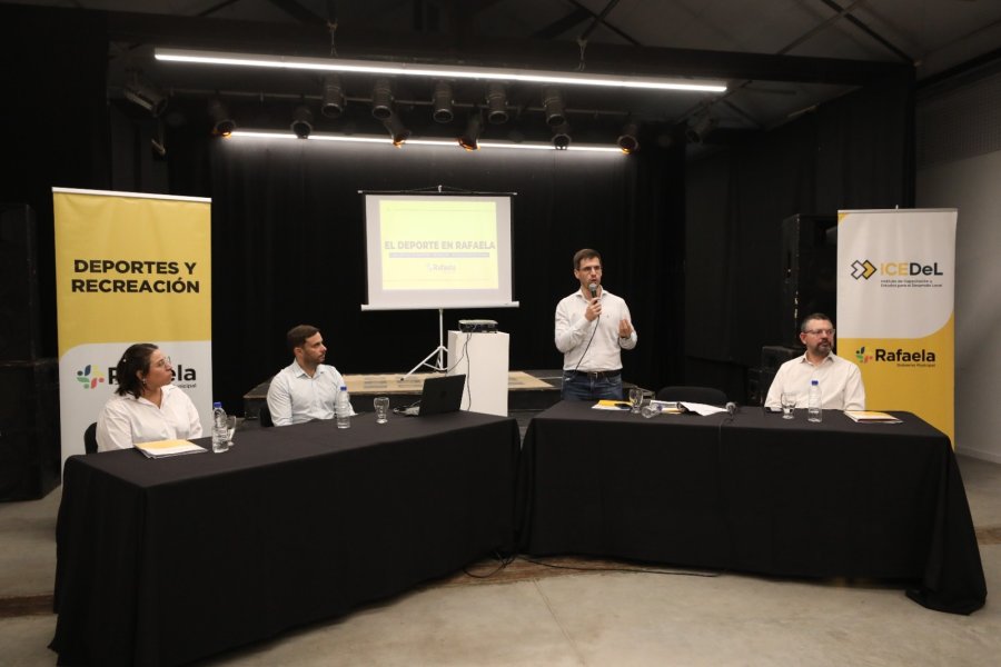 INFORME Y PROYECCION. Viotti durante la presentaci&oacute;n del jueves junto a Noelia Rodriguez, Hugo Morel y Germ&aacute;n Bottero.
