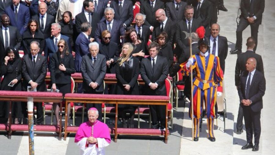 EN EL CENTRO DEL ESCENARIO. El presidente Javier Milei sigui&oacute; desde primera fila la homil&iacute;a en el funeral del Papa Francisco.
