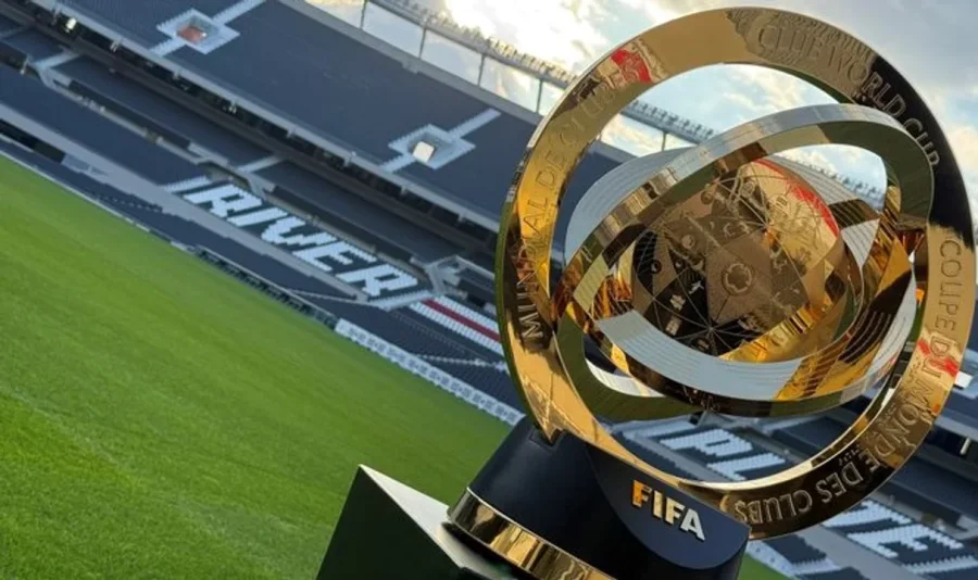 El trofeo, sobre el c&eacute;sped del Monumental.