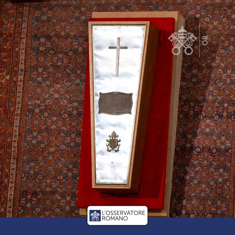 El sencillo f&eacute;retro del Papa Francisco.