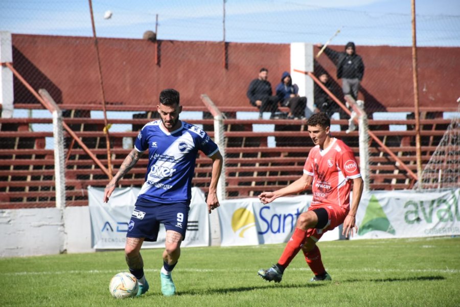PRIMER GOL. No alcanz&oacute; con el gol de Molina.