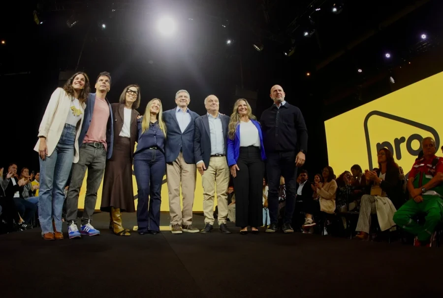 El PRO, junto a sus candidatos porte&ntilde;os, durante el acto realizado en Costanera Norte.