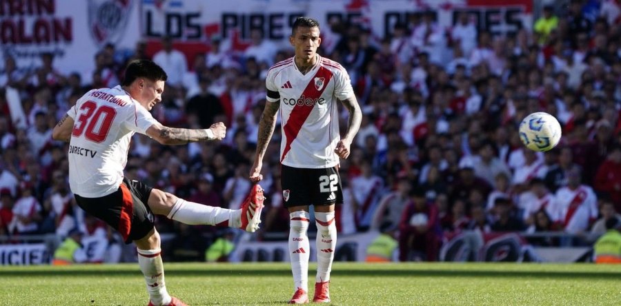 El mediocampista ofensivo de River Franco Mastantuono abri&oacute; el supercl&aacute;sico con un golazo.