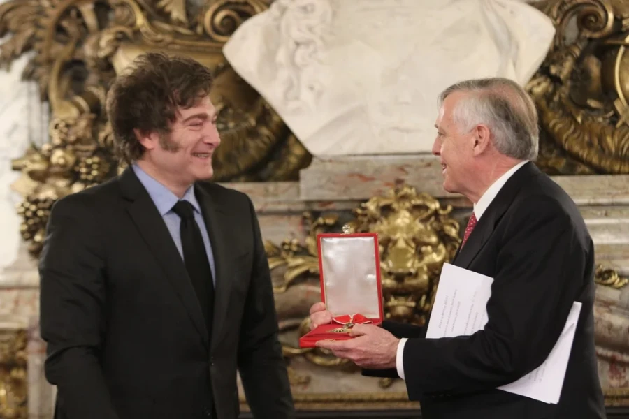 Javier Milei condecor&oacute; al economista Jes&uacute;s Huerta de Soto con la Orden de Mayo.