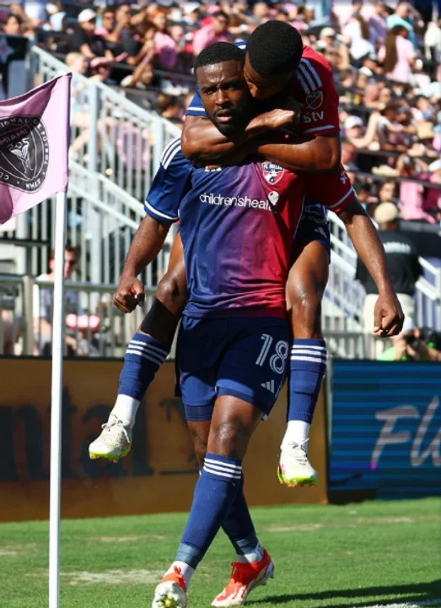 VICTORIA.Shaq Moore festeja su gol, que abri&oacute; el marcador.