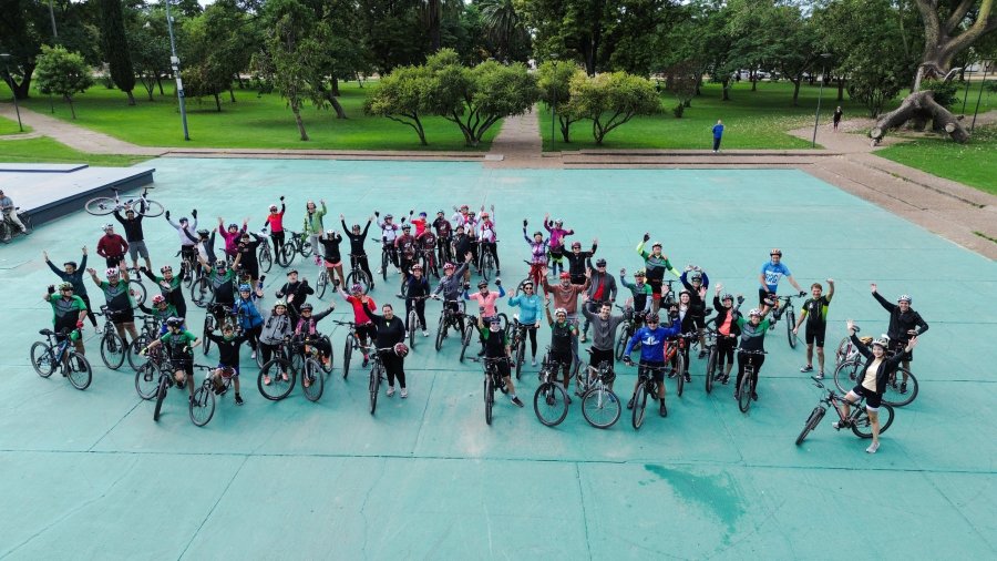 Los ciclistas reunidos en el principal paseo p&uacute;blico humbertino.