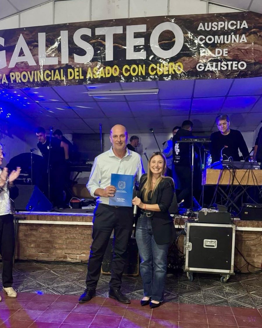 Javier Canavese y B&aacute;rbara Chivallero durante la entrega.