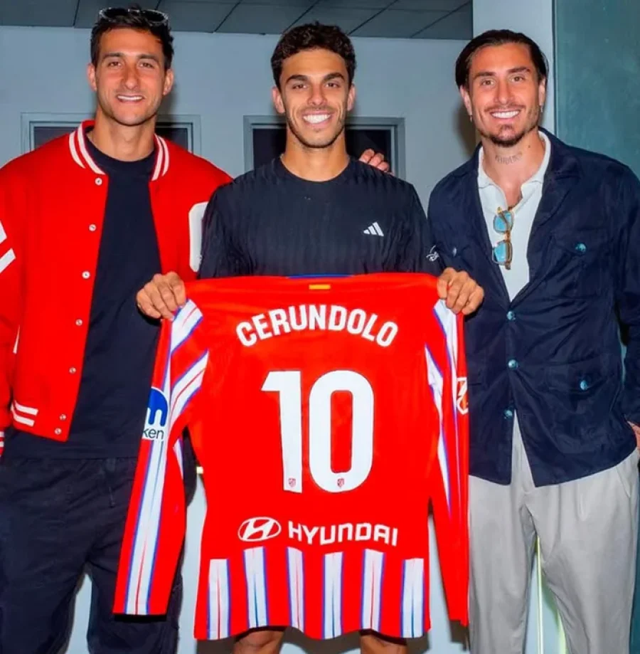 Francisco Cer&uacute;ndolo y su foto con la camiseta del Atl&eacute;tico de Madrid.