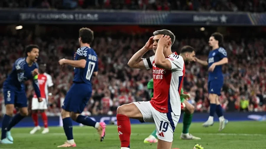 La frustraci&oacute;n del Arsenal tras la derrota frente a PSG.