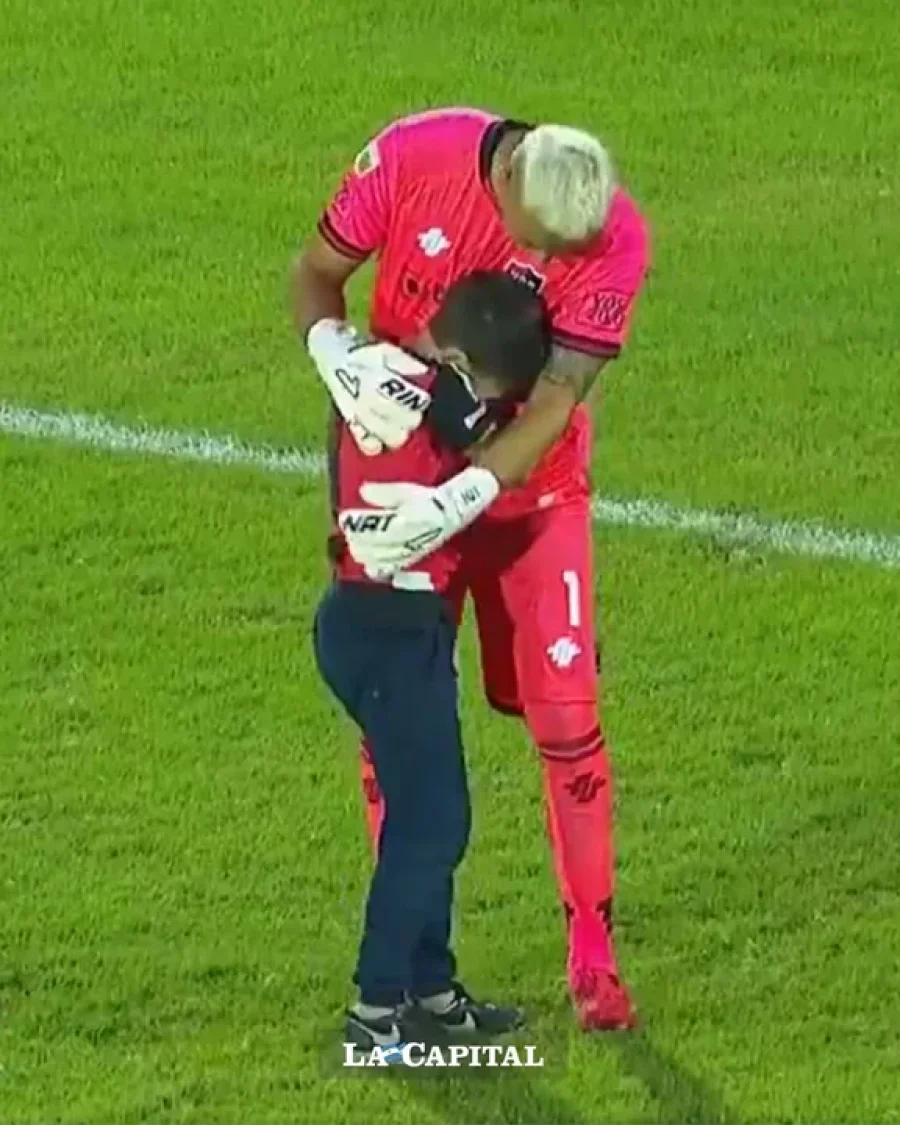 El tierno momento que protagonizaron Keylor Navas y un peque&ntilde;o hincha de Newell&acute;s.