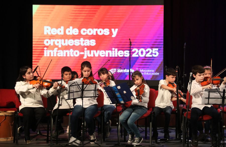 EN EL ESCENARIO. Se realiz&oacute; la funci&oacute;n de apertura 2025 con la participaci&oacute;n de orquestas escuelas de Santa Fe, Santo Tom&eacute;, Rafaela y Sunchales en el Centro Cultural de la capital provincial.