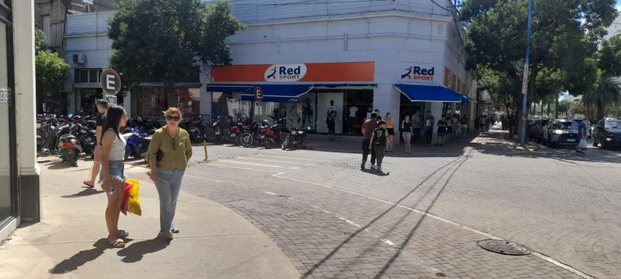 FERIADO TURISTICO. La gran mayor&iacute;a de los comercios rafaelinos abrir&aacute; sus puertas durante este viernes 2 de mayo no laborable.