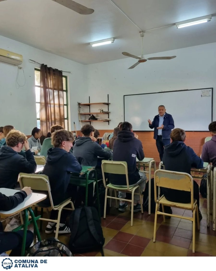 Jos&eacute; &Aacute;lvarez junto a los estudiantes.