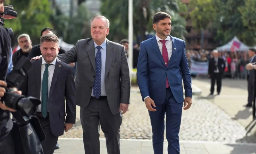 Juan Cruz C&aacute;ndido, Felipe Michlig y Maximiliano Pullaro al llegar a la Legislatura.