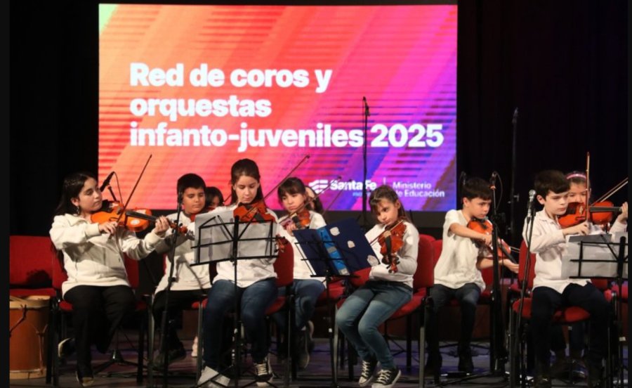 EN EL ESCENARIO. Se realiz&oacute; la funci&oacute;n de apertura 2025 con la participaci&oacute;n de orquestas escuelas de Santa Fe, Santo Tom&eacute;, Rafaela y Sunchales en el Centro Cultural de la capital provincial.