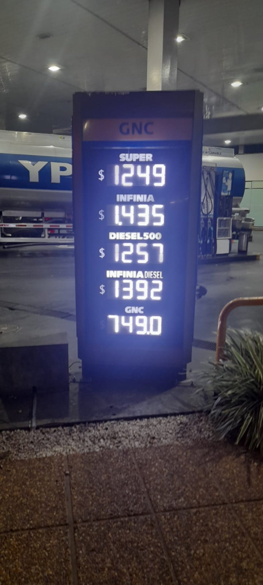 &iexcl;GRITALO, GRITALO!. Incre&iacute;ble pero real, YPF baj&oacute; la nafta desde el jueves.