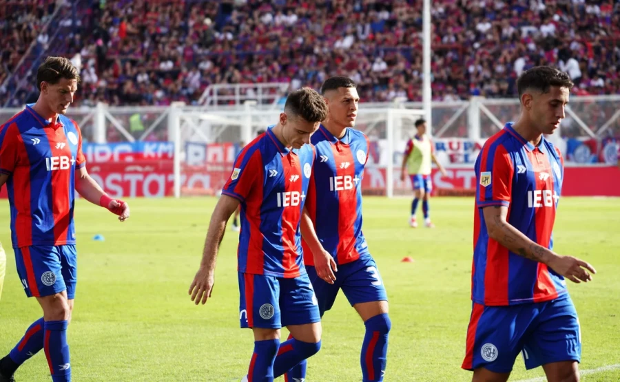 SANTO. Busca una mejor posici&oacute;n.
