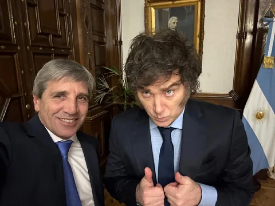 Milei y Caputo, una dupla en completa sinton&iacute;a.