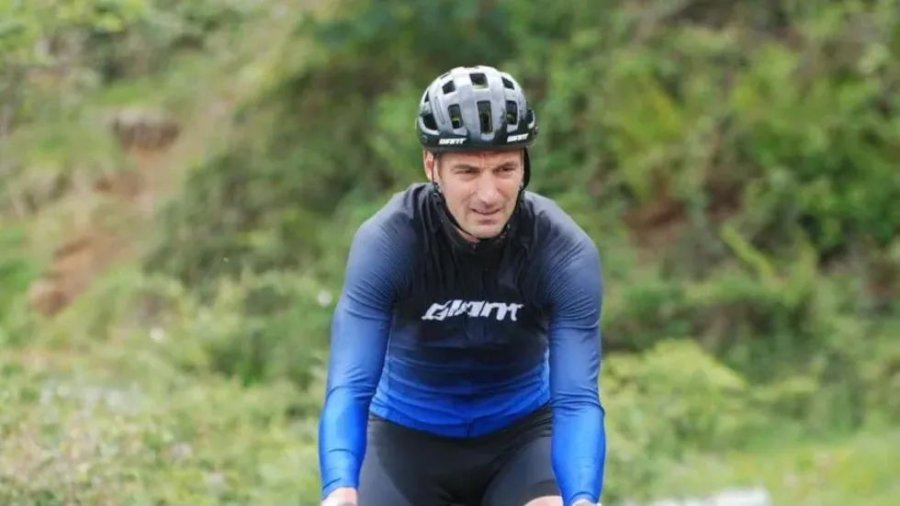 SU OTRA PASION. El campe&oacute;n del mundo disfruta con la Bici.