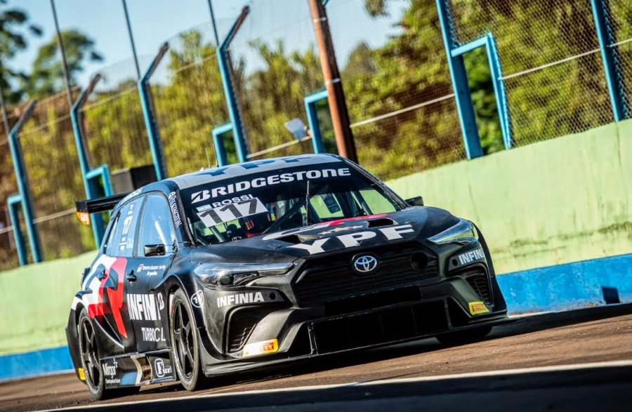 Mat&iacute;as Rossi con el Toyota Corolla Cross girando en Ober&aacute;.