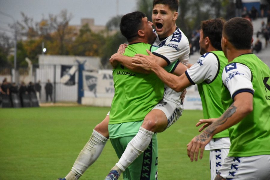 FESTEJANDO UN GOLAZO. Martin Alemandi sac&oacute; una bomba que signific&oacute; el 2 a 1 parcial.